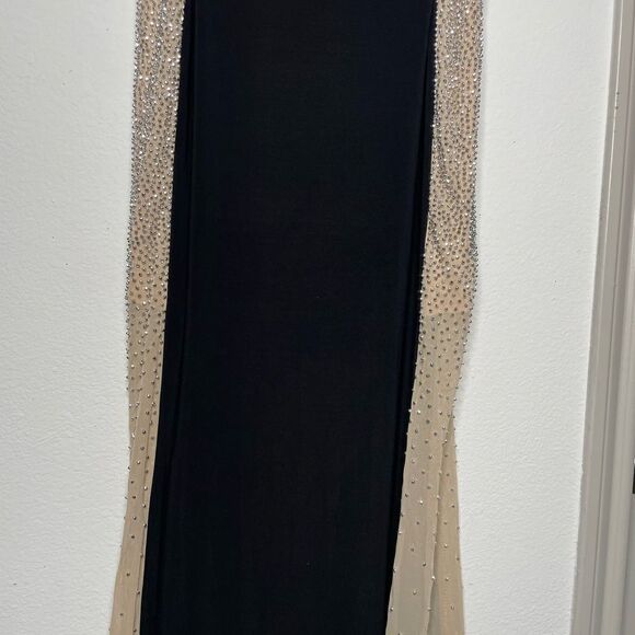 Elegant Black and Gold Evening Gown - Picture 3 of 9